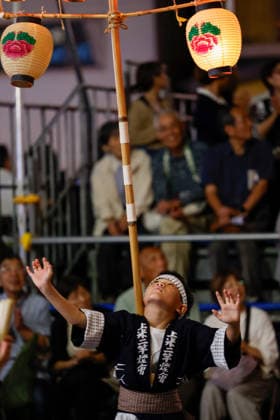 August 5, 2026, Akita, Japan: A participant balances a bamboo pole adorned with paper lanterns (kanto) on his shoulder during the Akita Kanto Festival in Akita City. The annual event is one of the Tohoku region s three great festivals, where street performers skillfully balance over 270 towering bamboo poles (with the largest measuring 12 meters and weighing 50 kilograms) adorned with up to 46 candle-lit paper lanterns on their hands, shoulders, and foreheads to the rhythmic chant of dokkoisho. The festival runs from August 3 to 6. Akita Japan  - ZUMAm191 20260805_aap_m191_006 Copyright: xRodrigoxReyesxMarinx