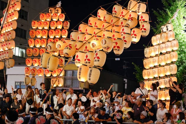 August 5, 2026, Akita, Japan: Visitors look at participants balancing bamboo poles adorned with paper lanterns (kanto) during the Akita Kanto Festival in Akita City. The annual event is one of the Tohoku region s three great festivals, where street performers skillfully balance over 270 towering bamboo poles (with the largest measuring 12 meters and weighing 50 kilograms) adorned with up to 46 candle-lit paper lanterns on their hands, shoulders, and foreheads to the rhythmic chant of dokkoisho. The festival runs from August 3 to 6. Akita Japan  - ZUMAm191 20260805_aap_m191_011 Copyright: xRodrigoxReyesxMarinx
