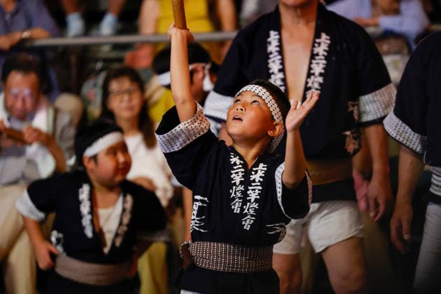 August 5, 2026, Akita, Japan: A participant balances a bamboo pole adorned with paper lanterns (kanto) on his hand during the Akita Kanto Festival in Akita City. The annual event is one of the Tohoku region s three great festivals, where street performers skillfully balance over 270 towering bamboo poles (with the largest measuring 12 meters and weighing 50 kilograms) adorned with up to 46 candle-lit paper lanterns on their hands, shoulders, and foreheads to the rhythmic chant of dokkoisho. The festival runs from August 3 to 6. Akita Japan  - ZUMAm191 20260805_aap_m191_019 Copyright: xRodrigoxReyesxMarinx