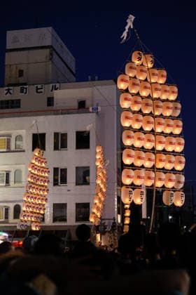 August 5, 2026, Akita, Japan: Visitors look at participants balancing bamboo poles adorned with paper lanterns (kanto) during the Akita Kanto Festival in Akita City. The annual event is one of the Tohoku region s three great festivals, where street performers skillfully balance over 270 towering bamboo poles (with the largest measuring 12 meters and weighing 50 kilograms) adorned with up to 46 candle-lit paper lanterns on their hands, shoulders, and foreheads to the rhythmic chant of dokkoisho. The festival runs from August 3 to 6. Akita Japan  - ZUMAm191 20260805_aap_m191_020 Copyright: xRodrigoxReyesxMarinx