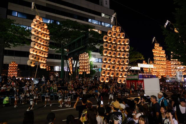 August 5, 2026, Akita, Japan: Visitors look at participants balancing bamboo poles adorned with paper lanterns (kanto) during the Akita Kanto Festival in Akita City. The annual event is one of the Tohoku region s three great festivals, where street performers skillfully balance over 270 towering bamboo poles (with the largest measuring 12 meters and weighing 50 kilograms) adorned with up to 46 candle-lit paper lanterns on their hands, shoulders, and foreheads to the rhythmic chant of dokkoisho. The festival runs from August 3 to 6. Akita Japan  - ZUMAm191 20260805_aap_m191_013 Copyright: xRodrigoxReyesxMarinx