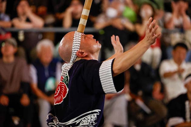 August 5, 2026, Akita, Japan: A participant balances a bamboo pole adorned with paper lanterns (kanto) on his forehead during the Akita Kanto Festival in Akita City. The annual event is one of the Tohoku region s three great festivals, where street performers skillfully balance over 270 towering bamboo poles (with the largest measuring 12 meters and weighing 50 kilograms) adorned with up to 46 candle-lit paper lanterns on their hands, shoulders, and foreheads to the rhythmic chant of dokkoisho. The festival runs from August 3 to 6. Akita Japan  - ZUMAm191 20260805_aap_m191_021 Copyright: xRodrigoxReyesxMarinx