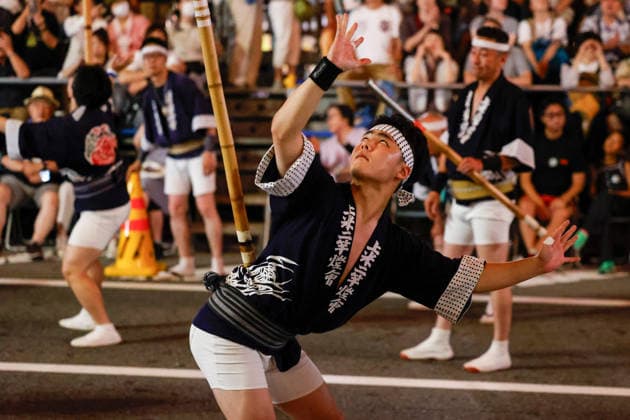 August 5, 2026, Akita, Japan: A participant balances a bamboo pole adorned with paper lanterns (kanto) on his hip during the Akita Kanto Festival in Akita City. The annual event is one of the Tohoku region s three great festivals, where street performers skillfully balance over 270 towering bamboo poles (with the largest measuring 12 meters and weighing 50 kilograms) adorned with up to 46 candle-lit paper lanterns on their hands, shoulders, and foreheads to the rhythmic chant of dokkoisho. The festival runs from August 3 to 6. Akita Japan  - ZUMAm191 20260805_aap_m191_029 Copyright: xRodrigoxReyesxMarinx