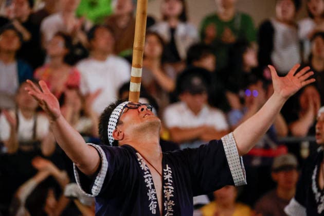 August 5, 2026, Akita, Japan: A participant balances a bamboo pole adorned with paper lanterns (kanto) on his forehead during the Akita Kanto Festival in Akita City. The annual event is one of the Tohoku region s three great festivals, where street performers skillfully balance over 270 towering bamboo poles (with the largest measuring 12 meters and weighing 50 kilograms) adorned with up to 46 candle-lit paper lanterns on their hands, shoulders, and foreheads to the rhythmic chant of dokkoisho. The festival runs from August 3 to 6. Akita Japan  - ZUMAm191 20260805_aap_m191_032 Copyright: xRodrigoxReyesxMarinx