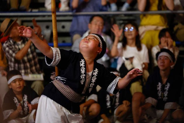August 5, 2026, Akita, Japan: A participant balances a bamboo pole adorned with paper lanterns (kanto) on his hip during the Akita Kanto Festival in Akita City. The annual event is one of the Tohoku region s three great festivals, where street performers skillfully balance over 270 towering bamboo poles (with the largest measuring 12 meters and weighing 50 kilograms) adorned with up to 46 candle-lit paper lanterns on their hands, shoulders, and foreheads to the rhythmic chant of dokkoisho. The festival runs from August 3 to 6. Akita Japan  - ZUMAm191 20260805_aap_m191_026 Copyright: xRodrigoxReyesxMarinx