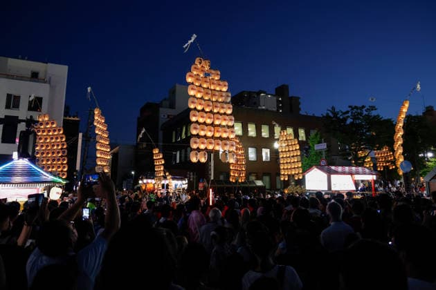 August 5, 2026, Akita, Japan: Visitors look at participants balancing bamboo poles adorned with paper lanterns (kanto) during the Akita Kanto Festival in Akita City. The annual event is one of the Tohoku region s three great festivals, where street performers skillfully balance over 270 towering bamboo poles (with the largest measuring 12 meters and weighing 50 kilograms) adorned with up to 46 candle-lit paper lanterns on their hands, shoulders, and foreheads to the rhythmic chant of dokkoisho. The festival runs from August 3 to 6. Akita Japan  - ZUMAm191 20260805_aap_m191_028 Copyright: xRodrigoxReyesxMarinx