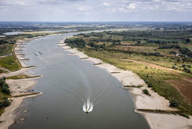 NIJMEGEN - Aerial photo of dry riverbeds due to low water levels. It will remain drier and warmer than average in the coming weeks as well. This means, among other things, that the discharge of the Rhine will remain extremely low. Groundwater levels are also low to extremely low. No significant precipitation is expected for the time being, including in other countries through which the Rhine flows. SEM VAN DER WAL ANP netherlands out - belgium out  Copyright: xx x564919680x originalFilename: 564919680.jpg