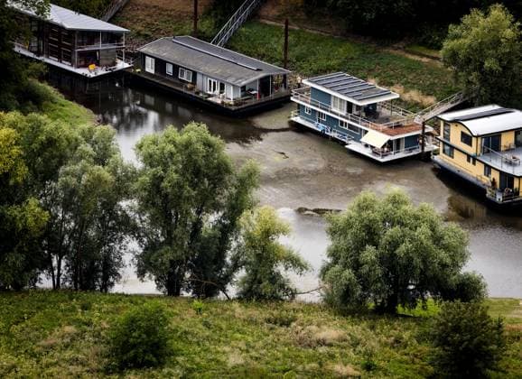 NIJMEGEN - Aerial photo of houseboats grounded due to low water levels. It will remain drier and warmer than average in the coming weeks as well. This means, among other things, that the discharge of the Rhine will remain extremely low. Groundwater levels are also low to extremely low. No significant precipitation is expected for the time being, including in other countries through which the Rhine flows. SEM VAN DER WAL ANP netherlands out - belgium out  Copyright: xx x564920040x originalFilename: 564920040.jpg