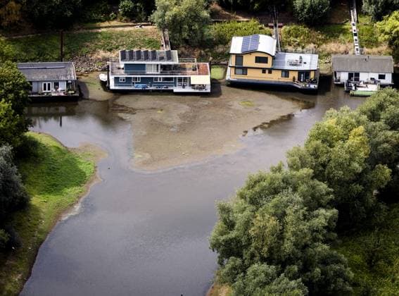 NIJMEGEN - Aerial photo of houseboats grounded due to low water levels. It will remain drier and warmer than average in the coming weeks as well. This means, among other things, that the discharge of the Rhine will remain extremely low. Groundwater levels are also low to extremely low. No significant precipitation is expected for the time being, including in other countries through which the Rhine flows. SEM VAN DER WAL ANP netherlands out - belgium out  Copyright: xx x564920042x originalFilename: 564920042.jpg