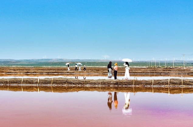 (260805) -- ORDOS, Aug. 5, 2026 -- A drone photo taken on Aug. 5, 2026 shows tourists having fun at a salt lake in Otog Front Banner in the city of Ordos, north China s Inner Mongolia Autonomous Region. (Photo by Xinhua) CHINA-INNER MONGOLIA-ORDOS-SALT LAKE-SCENERY (CN) WangxZheng 