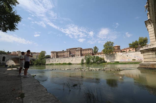 (260805) -- ROME, Aug. 5, 2026 -- This photo taken on Aug. 5, 2026 shows the Tiber River near Castel Sant Angelo in Rome, Italy. Italy is battling its fourth major heatwave of the summer, with temperatures climbing above 40 degrees Celsius in parts of the country, and a record number of cities placed under the highest heat alert. Authorities are stepping up emergency measures amid mounting health, wildfire and agricultural concerns. The latest heatwave reached its peak on Monday, when the Health Ministry placed 25 of the country s 27 monitored cities under red alert, the highest warning level possible issued for extreme heat. ) ITALY-ROME-TIBER RIVER-HEAT WAVE WangxKaiyan 