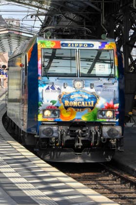 ABB RONCALLI - Bunter Zikus Zug Wagen Transport Bahn Zug bei der Taufe der Look Zippo des Roncalli Sonderzug zu 50 Jahre Roncalli Jubilaeummstournee auf dem Gleis 1 Koeln Hauptbahnhof in Koeln am 05.AUGUST 2026 NRW Deutschland *** ABB RONCALLI Colorful Circus Train Carriage Transport Train at the christening of the Look Zippo Roncalli special train for the 50th anniversary Roncalli jubilee tour on Track 1 at Cologne Central Station in Cologne on August 5, 2026, North Rhine-Westphalia, Germany