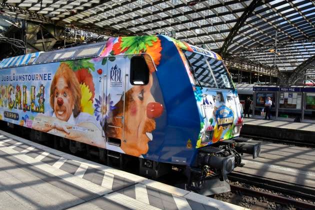 ABB RONCALLI - Bunter Zikus Zug Wagen Transport Bahn Zug bei der Taufe der Look Zippo des Roncalli Sonderzug zu 50 Jahre Roncalli Jubilaeummstournee auf dem Gleis 1 Koeln Hauptbahnhof in Koeln am 05.AUGUST 2026 NRW Deutschland *** ABB RONCALLI Colorful Circus Train Carriage Transport Train at the christening of the Look Zippo Roncalli special train for the 50th anniversary Roncalli jubilee tour on Track 1 at Cologne Central Station in Cologne on August 5, 2026, North Rhine-Westphalia, Germany