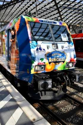 ABB RONCALLI - Lokfuehrer Dennis Rossner im Zug bei der Taufe der bunten Look Zippo des Roncalli Sonderzug zu 50 Jahre Roncalli Jubilaeummstournee auf dem Gleis 1 Koeln Hauptbahnhof in Koeln am 05.AUGUST 2026 NRW Deutschland *** ABB RONCALLI train engineer Dennis Rossner on board the train during the christening of the colorful Look Zippo Roncalli special train for the 50th-anniversary Roncalli tour on Track 1 at Cologne Central Station in Cologne on August 5, 2026 North Rhine-Westphalia, Germany