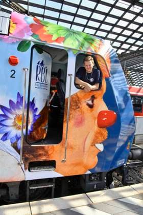 ABB RONCALLI - Lokfuehrer Dennis Rossner im Zug bei der Taufe der bunten Look Zippo des Roncalli Sonderzug zu 50 Jahre Roncalli Jubilaeummstournee auf dem Gleis 1 Koeln Hauptbahnhof in Koeln am 05.AUGUST 2026 NRW Deutschland *** ABB RONCALLI train engineer Dennis Rossner on board the train during the christening of the colorful Look Zippo Roncalli special train for the 50th-anniversary Roncalli tour on Track 1 at Cologne Central Station in Cologne on August 5, 2026 North Rhine-Westphalia, Germany
