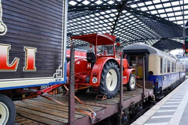 ABB RONCALLI - Zirkus Wagen Transport mi der Bahn Zug bei der Taufe der Look Zippo des Roncalli Sonderzug zu 50 Jahre Roncalli Jubilaeummstournee auf dem Gleis 1 Koeln Hauptbahnhof in Koeln am 05.AUGUST 2026 NRW Deutschland *** ABB RONCALLI Circus Carriage Transport by Train at the christening of the Look Zippo Roncalli Special Train for the 50th Anniversary Roncalli Tour on Track 1 at Cologne Central Station in Cologne on August 5, 2026, North Rhine-Westphalia, Germany