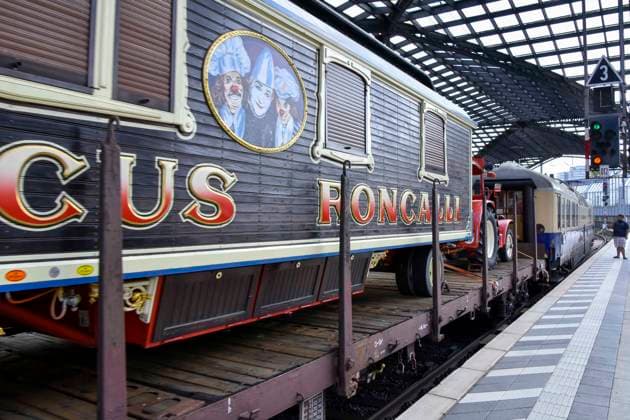ABB RONCALLI - Zirkus Wagen Transport mi der Bahn Zug bei der Taufe der Look Zippo des Roncalli Sonderzug zu 50 Jahre Roncalli Jubilaeummstournee auf dem Gleis 1 Koeln Hauptbahnhof in Koeln am 05.AUGUST 2026 NRW Deutschland *** ABB RONCALLI Circus Carriage Transport by Train at the christening of the Look Zippo Roncalli Special Train for the 50th Anniversary Roncalli Tour on Track 1 at Cologne Central Station in Cologne on August 5, 2026, North Rhine-Westphalia, Germany
