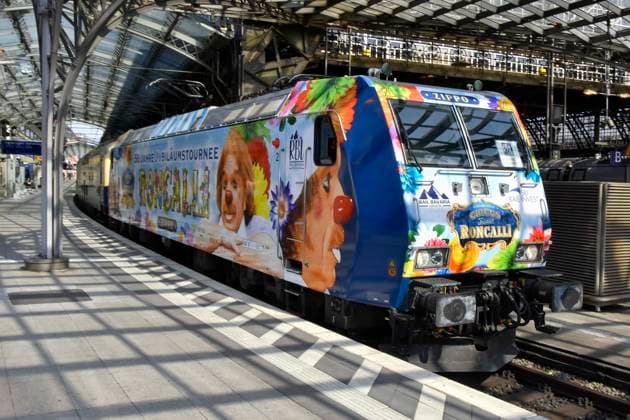 ABB RONCALLI - Bunter Zikus Zug Wagen Transport Bahn Zug bei der Taufe der Look Zippo des Roncalli Sonderzug zu 50 Jahre Roncalli Jubilaeummstournee auf dem Gleis 1 Koeln Hauptbahnhof in Koeln am 05.AUGUST 2026 NRW Deutschland *** ABB RONCALLI Colorful Circus Train Carriage Transport Train at the christening of the Look Zippo Roncalli special train for the 50th anniversary Roncalli tour on Track 1 at Cologne Central Station in Cologne on August 5, 2026, North Rhine-Westphalia, Germany
