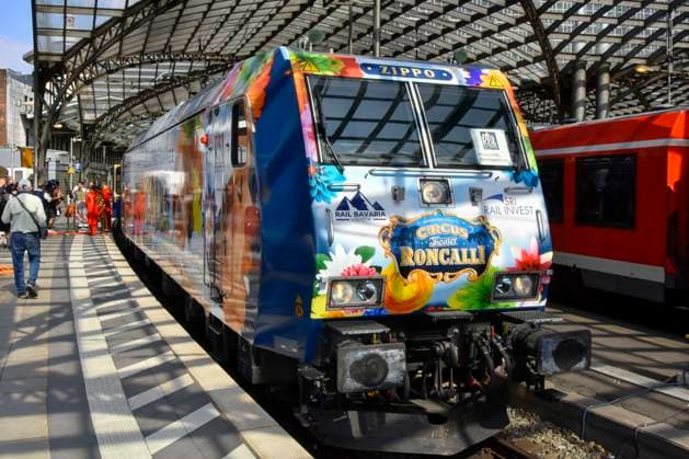 ABB RONCALLI - Bunter Zikus Zug Wagen Transport Bahn Zug bei der Taufe der Look Zippo des Roncalli Sonderzug zu 50 Jahre Roncalli Jubilaeummstournee auf dem Gleis 1 Koeln Hauptbahnhof in Koeln am 05.AUGUST 2026 NRW Deutschland *** ABB RONCALLI Colorful Circus Train Carriage Transport Train at the christening of the Look Zippo Roncalli special train for the 50th anniversary Roncalli tour on Track 1 at Cologne Central Station in Cologne on August 5, 2026, North Rhine-Westphalia, Germany