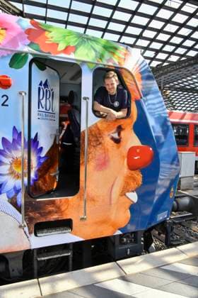 ABB RONCALLI - Lokfuehrer Dennis Rossner im Zug bei der Taufe der bunten Look Zippo des Roncalli Sonderzug zu 50 Jahre Roncalli Jubilaeummstournee auf dem Gleis 1 Koeln Hauptbahnhof in Koeln am 05.AUGUST 2026 NRW Deutschland *** ABB RONCALLI train engineer Dennis Rossner on board the train during the christening of the colorful Look Zippo Roncalli special train for the 50th-anniversary Roncalli tour on Track 1 at Cologne Central Station in Cologne on August 5, 2026 North Rhine-Westphalia, Germany