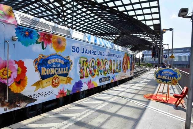 ABB RONCALLI - Bunter Zikus Zug Wagen Transport Bahn Zug bei der Taufe der Look Zippo des Roncalli Sonderzug zu 50 Jahre Roncalli Jubilaeummstournee auf dem Gleis 1 Koeln Hauptbahnhof in Koeln am 05.AUGUST 2026 NRW Deutschland *** ABB RONCALLI Colorful Circus Train Carriage Transport Train at the christening of the Look Zippo Roncalli special train for the 50th anniversary Roncalli jubilee tour on Track 1 at Cologne Central Station in Cologne on August 5, 2026, North Rhine-Westphalia, Germany