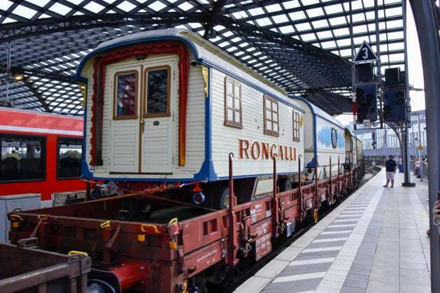 ABB RONCALLI - Zirkus Wagen Transport mi der Bahn Zug bei der Taufe der Look Zippo des Roncalli Sonderzug zu 50 Jahre Roncalli Jubilaeummstournee auf dem Gleis 1 Koeln Hauptbahnhof in Koeln am 05.AUGUST 2026 NRW Deutschland *** ABB RONCALLI Circus Carriage Transport by Train at the christening of the Look Zippo Roncalli Special Train for the 50th Anniversary Roncalli Tour on Track 1 at Cologne Central Station in Cologne on August 5, 2026, North Rhine-Westphalia, Germany