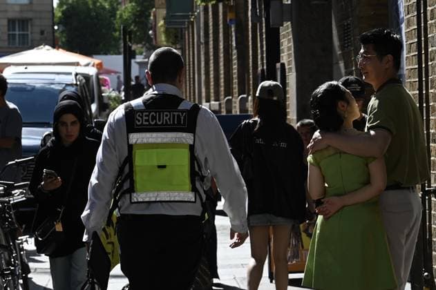 Police secure scene following stabbing attack in London s Covent Garden LONDON, UNITED KINGDOM - AUGUST 05: Police officers and emergency service personnel secure the area following a stabbing incident on Endell Street in Covent Garden, London, United Kingdom, on August 05, 2026. Metropolitan Police arrested a 47-year-old woman after four men sustained injuries during the attack. Rasid Necati Aslim Anadolu London United Kingdom. Editorial use only. Please get in touch for any other usage.  Copyright: x2026xAnadoluxRasidxNecatixAslimx