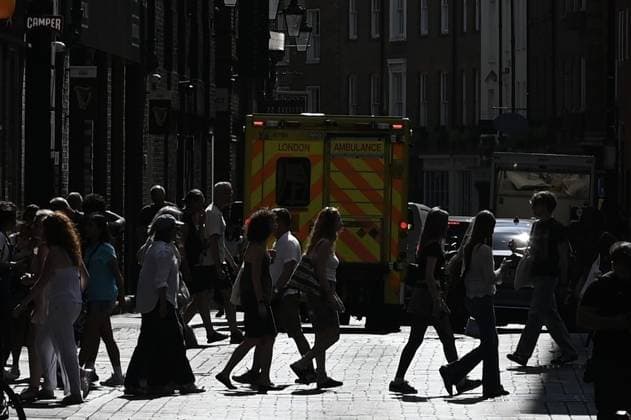 Police secure scene following stabbing attack in London s Covent Garden LONDON, UNITED KINGDOM - AUGUST 05: Police officers and emergency service personnel secure the area following a stabbing incident on Endell Street in Covent Garden, London, United Kingdom, on August 05, 2026. Metropolitan Police arrested a 47-year-old woman after four men sustained injuries during the attack. Rasid Necati Aslim Anadolu London United Kingdom. Editorial use only. Please get in touch for any other usage.  Copyright: x2026xAnadoluxRasidxNecatixAslimx