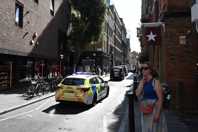 Police secure scene following stabbing attack in London s Covent Garden LONDON, UNITED KINGDOM - AUGUST 05: Police officers and emergency service personnel secure the area following a stabbing incident on Endell Street in Covent Garden, London, United Kingdom, on August 05, 2026. Metropolitan Police arrested a 47-year-old woman after four men sustained injuries during the attack. Rasid Necati Aslim Anadolu London United Kingdom. Editorial use only. Please get in touch for any other usage.  Copyright: x2026xAnadoluxRasidxNecatixAslimx