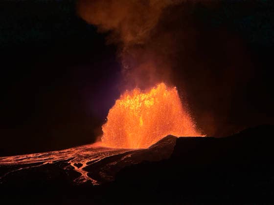 August 5, 2026, Kilauea, Hi, United States: Lava erupts from the north vent lava fountain during episode 52 of the HalemaÃäÂ»umaÃäÂ»u volcano at the summit of KÄÂ«lauea at Hawaii Volcanoes National Park, July 28, 2026 in Kilauea, Hawaii. Lava during the night eruption reached 500-feet above the crater floor. Kilauea United States - ZUMAp138 20260805_zaa_p138_010 Copyright: xKatiexMulliken U.SxGeologicx