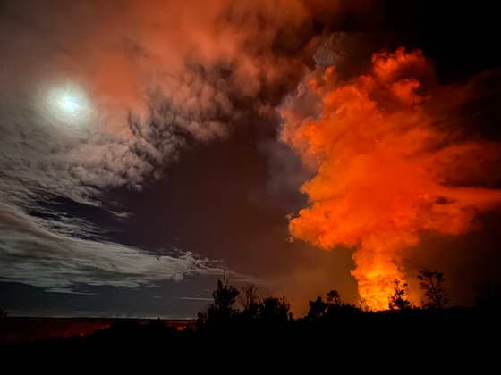 August 5, 2026, Kilauea, Hi, United States: A eruption plume shots ash and gases into the atmosphere from the latest lava fountain during episode 52 of the HalemaÃäÂ»umaÃäÂ»u volcano as the Moon breaks through the clouds at the summit of KÄÂ«lauea at Hawaii Volcanoes National Park, July 28, 2026 in Kilauea, Hawaii. The plume was an estimated 19,000 (5,800 meters) above sea level. Kilauea United States - ZUMAp138 20260805_zaa_p138_011 Copyright: xKatiexMulliken U.SxGeologicx