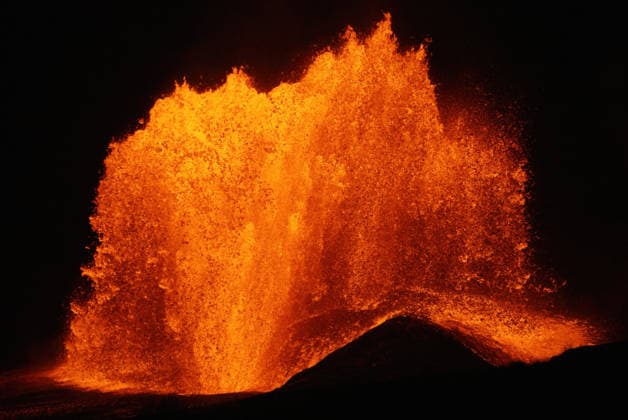 August 5, 2026, Kilauea, Hi, United States: Lava erupts from the north vent lava fountain during episode 52 of the HalemaÃäÂ»umaÃäÂ»u volcano at the summit of KÄÂ«lauea at Hawaii Volcanoes National Park, July 28, 2026 in Kilauea, Hawaii. Lava during the night eruption reached 500-feet above the crater floor. Kilauea United States - ZUMAp138 20260805_zaa_p138_015 Copyright: xMatthewxPatrick U.SxGeologicx