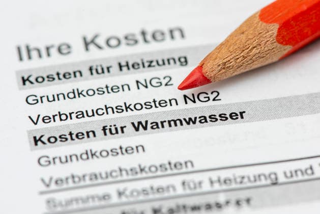 Nebenkostenabrechnung für eine Wohnung Ein Rotstift liegt auf einer Nebenkostenabrechnung für eine Mietwohnung mit Berechnung des persönlichen Verbrauchs und einer Nachzahlung - NUR FÜR REDAKTIONELLE VERWENDUNG - *** Utility Bill for an Apartment A red pen lies on a utility bill for a rental apartment showing personal consumption and an additional payment. FOR EDITORIAL USE ONLY