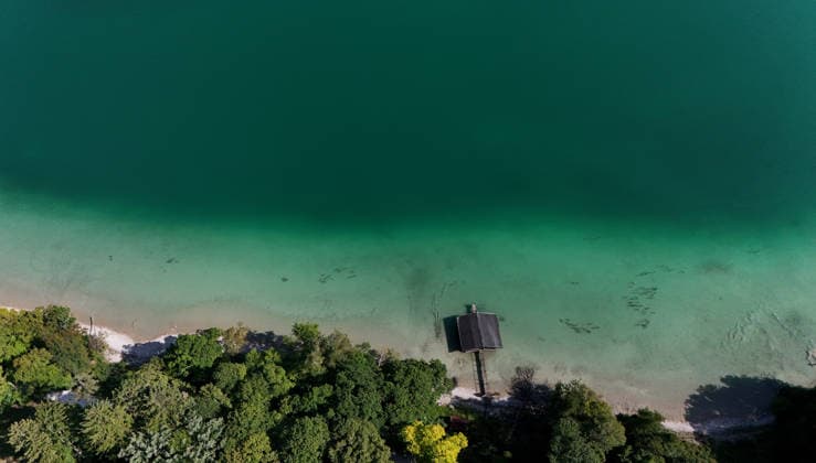 ! ACHTUNG BILD DARF AUSSCHLIESSLICH REDAKTIONELL GENUTZT WERDEN ! Ein Sommertag in Feldafing, Feldafinger Park(Landkreis Starnberg). Hier der Blick auf den Starnberger See , Ufer mit einem Bootshaus, Tiefen sichtbar ,Sommer, Sommerwetter, Hitze, Ausflugswetter, baden, schwimmen, Radfahren, wandern, spazieren, Münchner Umland, Tagestouristen *** ATTENTION: THIS IMAGE MAY BE USED FOR EDITORIAL PURPOSES ONLY. A summer day in Feldafing, Feldafinger Park, Starnberg District. Here is a view of Lake Starnberg, the shore with a boathouse, the depths visible, summer, summer weather, heat, perfect weather for an outing, swimming, biking, hiking, walking, Munich area, day-trippers