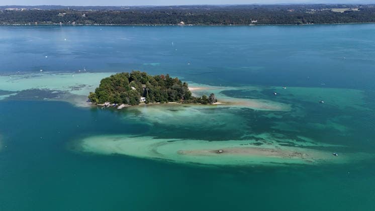! ACHTUNG BILD DARF AUSSCHLIESSLICH REDAKTIONELL GENUTZT WERDEN ! Ein Sommertag in Feldafing, Feldafinger Park(Landkreis Starnberg). Hier der Blick auf den Starnberger See und die Roseninsel, tiefen, seichte Stellen im Wasser, Sommer, Sommerwetter, Hitze, Ausflugswetter, baden, schwimmen, Radfahren, wandern, spazieren, Münchner Umland, Tagestouristen *** ATTENTION: THIS IMAGE MAY BE USED FOR EDITORIAL PURPOSES ONLY A summer day in Feldafing, Feldafinger Park, Starnberg District. Here is a view of Lake Starnberg and Roseninsel, deep and shallow areas in the water, summer, summer weather, heat, perfect weather for an outing, bathing, swimming, biking, hiking, walking, Munich’s surrounding area, day-trippers