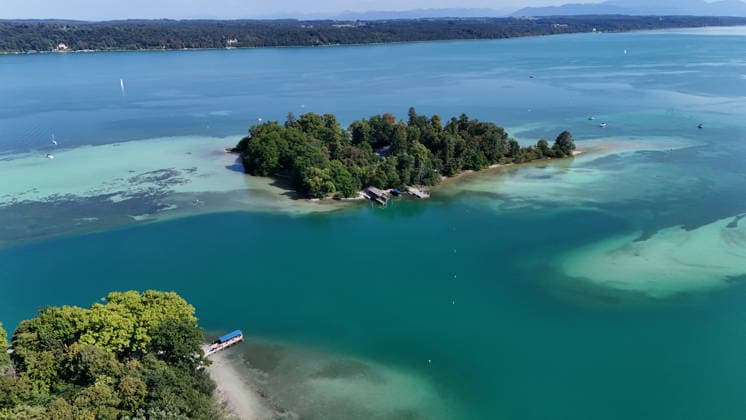 ! ACHTUNG BILD DARF AUSSCHLIESSLICH REDAKTIONELL GENUTZT WERDEN ! Ein Sommertag in Feldafing, Feldafinger Park(Landkreis Starnberg). Hier der Blick auf den Starnberger See und die Roseninsel, links die Fähre zur Roseninsel, Sommer, Sommerwetter, Hitze, Ausflugswetter, baden, schwimmen, Radfahren, wandern, spazieren, Münchner Umland, Tagestouristen *** ATTENTION: THIS IMAGE MAY BE USED FOR EDITORIAL PURPOSES ONLY A summer day in Feldafing, Feldafinger Park, Starnberg District. Here is a view of Lake Starnberg and Roseninsel; on the left is the ferry to Roseninsel. Summer, summer weather, heat, perfect weather for an outing, swimming, biking, hiking, walking, Munich area, day-trippers