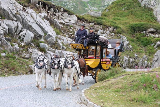 05.08.2026 Schweiz Pferde, Historische Gotthard -Postkutschen.Tagesfahrten auf der legendaeren Route von Andermatt ueber den Gotthardpass und die Tremolastrasse nach Airolo. Bild ; Gespann auf der Tremolastrasse *** August 5, 2026 Switzerland Horses, Historic Gotthard Stagecoaches Day trips along the legendary route from Andermatt over the Gotthard Pass and the Tremola Road to Airolo Photo: Horse-drawn carriage on the Tremola Road 