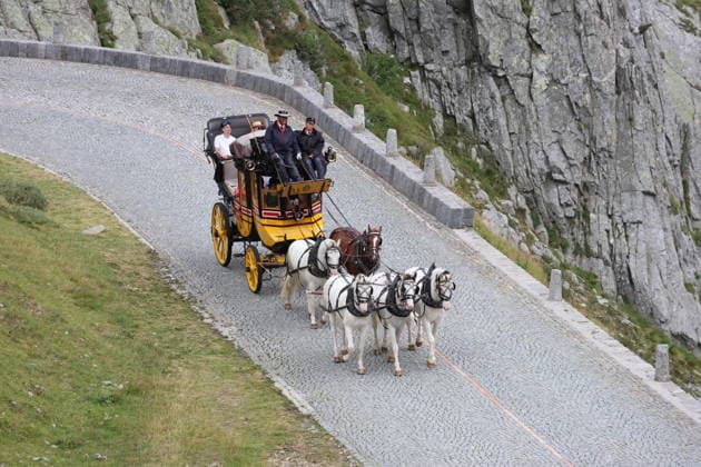 05.08.2026 Schweiz Pferde, Historische Gotthard -Postkutschen.Tagesfahrten auf der legendaeren Route von Andermatt ueber den Gotthardpass und die Tremolastrasse nach Airolo. Bild ; Gespann auf der Tremolastrasse *** August 5, 2026 Switzerland Horses, Historic Gotthard Stagecoaches Day trips along the legendary route from Andermatt over the Gotthard Pass and the Tremola Road to Airolo Photo: Horse-drawn carriage on the Tremola Road 