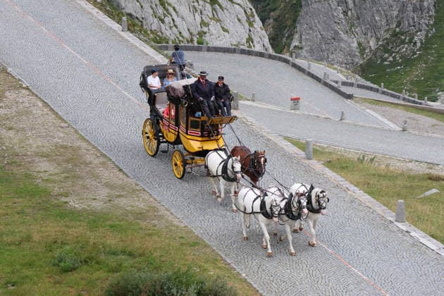 05.08.2026 Schweiz Pferde, Historische Gotthard -Postkutschen.Tagesfahrten auf der legendaeren Route von Andermatt ueber den Gotthardpass und die Tremolastrasse nach Airolo. Bild ; Gespann auf der Tremolastrasse *** August 5, 2026 Switzerland Horses, Historic Gotthard Stagecoaches Day trips along the legendary route from Andermatt over the Gotthard Pass and the Tremola Road to Airolo Photo: Horse-drawn carriage on the Tremola Road 