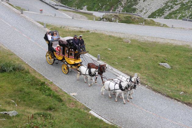 05.08.2026 Schweiz Pferde, Historische Gotthard -Postkutschen.Tagesfahrten auf der legendaeren Route von Andermatt ueber den Gotthardpass und die Tremolastrasse nach Airolo. Bild ; Gespann auf der Tremolastrasse *** August 5, 2026 Switzerland Horses, Historic Gotthard Stagecoaches Day trips along the legendary route from Andermatt over the Gotthard Pass and the Tremola Road to Airolo Photo: Horse-drawn carriage on the Tremola Road 