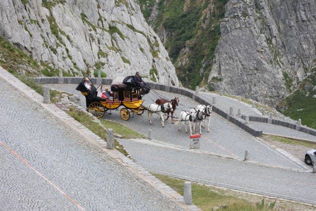 05.08.2026 Schweiz Pferde, Historische Gotthard -Postkutschen.Tagesfahrten auf der legendaeren Route von Andermatt ueber den Gotthardpass und die Tremolastrasse nach Airolo. Bild ; Gespann auf der Tremolastrasse *** August 5, 2026 Switzerland Horses, Historic Gotthard Stagecoaches Day trips along the legendary route from Andermatt over the Gotthard Pass and the Tremola Road to Airolo Photo: Horse-drawn carriage on the Tremola Road 