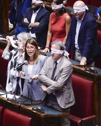 Foto IPP Marco Mattei Roma 05 08 2026 Camera dei deputati discussione e voto sull autorizzazione sequestro delle chat di Delmastro nella foto Elisabetta Piccolotti vicino a lei Angelo Bonelli e la protesta di AVS con i deputati che si coprono gli occhi con delle bende Italy Photo Press - World Copyright . *** IPP Photo by Marco Mattei, Rome, August 5, 2026: Chamber of Deputies debate and vote on the authorization to seize Delmastro’s chat logs. Pictured: Elisabetta Piccolotti, with Angelo Bonelli beside her, and the AVS protest, with deputies covering their eyes with blindfolds. Italy Photo Press World Copyright 