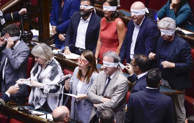 Foto IPP Marco Mattei Roma 05 08 2026 Camera dei deputati discussione e voto sull autorizzazione sequestro delle chat di Delmastro nella foto Elisabetta Piccolotti vicino a lei Angelo Bonelli e la protesta di AVS con i deputati che si coprono gli occhi con delle bende Italy Photo Press - World Copyright . *** IPP Photo by Marco Mattei, Rome, August 5, 2026: Chamber of Deputies debate and vote on the authorization to seize Delmastro’s chat logs. Pictured: Elisabetta Piccolotti, with Angelo Bonelli beside her, and the AVS protest, with deputies covering their eyes with blindfolds. Italy Photo Press World Copyright 