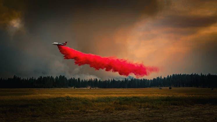 August 5, 2026, Inchelium, Wa, United States: Aerial firefighters drop flame retardant from an aircraft near Stranger Creek at the Modrite Fire, August 4, 2026 near Inchelium, Washington. The fire, caused by lightning strikes on grasslands, has destroyed 53,750-acres and is only 35% contained. Inchelium United States - ZUMAp138 20260805_zaa_p138_019 Copyright: xHandout Blmx