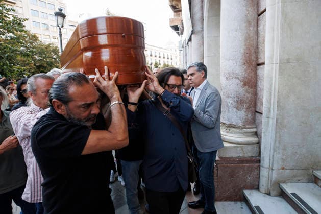 Granada Bids Farewell to Flamenco Guitarist Pepe Habichuela The coffin of guitarist Pepe Habichuela is carried on the shoulders of his family members to the funeral chapel set up at the Isabel la Católica Municipal Theater in Granada, his hometown. August 5, 2026, in Granada, Andalusia, Spain. Guitarist José Antonio Carmona, known as Pepe Habichuela (Granada, 1944), passed away this Tuesday at the age of 82 in Madrid after two years away from the stage due to illness. The musician was awarded the Medal of Merit in Fine Arts in 2018, and last February the government conferred upon him the Grand Cross of the Civil Order of Alfonso X the Wise, and described him as one of the most influential figures in contemporary flamenco guitar. AUGUST 5,  Copyright: xÃlexxCamarax 7703065