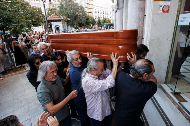 Granada Bids Farewell to Flamenco Guitarist Pepe Habichuela The coffin of guitarist Pepe Habichuela is carried on the shoulders of his family members to the funeral chapel set up at the Isabel la Católica Municipal Theater in Granada, his hometown. August 5, 2026, in Granada, Andalusia, Spain. Guitarist José Antonio Carmona, known as Pepe Habichuela (Granada, 1944), passed away this Tuesday at the age of 82 in Madrid after two years away from the stage due to illness. The musician was awarded the Medal of Merit in Fine Arts in 2018, and last February the government conferred upon him the Grand Cross of the Civil Order of Alfonso X the Wise, and described him as one of the most influential figures in contemporary flamenco guitar. AUGUST 5,  Copyright: xÃlexxCamarax 7703066