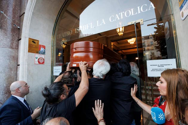 Granada Bids Farewell to Flamenco Guitarist Pepe Habichuela The coffin of guitarist Pepe Habichuela is carried on the shoulders of his family members to the funeral chapel set up at the Isabel la Católica Municipal Theater in Granada, his hometown. August 5, 2026, in Granada, Andalusia, Spain. Guitarist José Antonio Carmona, known as Pepe Habichuela (Granada, 1944), passed away this Tuesday at the age of 82 in Madrid after two years away from the stage due to illness. The musician was awarded the Medal of Merit in Fine Arts in 2018, and last February the government conferred upon him the Grand Cross of the Civil Order of Alfonso X the Wise, and described him as one of the most influential figures in contemporary flamenco guitar. AUGUST 5,  Copyright: xÃlexxCamarax 7703068