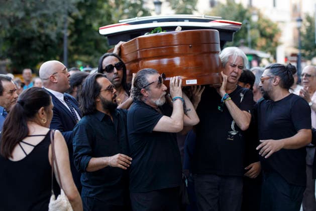 Granada Bids Farewell to Flamenco Guitarist Pepe Habichuela The coffin of guitarist Pepe Habichuela is carried on the shoulders of his family members to the funeral chapel set up at the Isabel la Católica Municipal Theater in Granada, his hometown. August 5, 2026, in Granada, Andalusia, Spain. Guitarist José Antonio Carmona, known as Pepe Habichuela (Granada, 1944), passed away this Tuesday at the age of 82 in Madrid after two years away from the stage due to illness. The musician was awarded the Medal of Merit in Fine Arts in 2018, and last February the government conferred upon him the Grand Cross of the Civil Order of Alfonso X the Wise, and described him as one of the most influential figures in contemporary flamenco guitar. AUGUST 5,  Copyright: xÃlexxCamarax 7703069