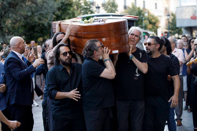 Granada Bids Farewell to Flamenco Guitarist Pepe Habichuela The coffin of guitarist Pepe Habichuela is carried on the shoulders of his family members to the funeral chapel set up at the Isabel la Católica Municipal Theater in Granada, his hometown. August 5, 2026, in Granada, Andalusia, Spain. Guitarist José Antonio Carmona, known as Pepe Habichuela (Granada, 1944), passed away this Tuesday at the age of 82 in Madrid after two years away from the stage due to illness. The musician was awarded the Medal of Merit in Fine Arts in 2018, and last February the government conferred upon him the Grand Cross of the Civil Order of Alfonso X the Wise, and described him as one of the most influential figures in contemporary flamenco guitar. AUGUST 5,  Copyright: xÃlexxCamarax 7703070