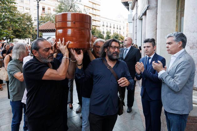 Granada Bids Farewell to Flamenco Guitarist Pepe Habichuela The coffin of guitarist Pepe Habichuela is carried on the shoulders of his family members to the funeral chapel set up at the Isabel la Católica Municipal Theater in Granada, his hometown. August 5, 2026, in Granada, Andalusia, Spain. Guitarist José Antonio Carmona, known as Pepe Habichuela (Granada, 1944), passed away this Tuesday at the age of 82 in Madrid after two years away from the stage due to illness. The musician was awarded the Medal of Merit in Fine Arts in 2018, and last February the government conferred upon him the Grand Cross of the Civil Order of Alfonso X the Wise, and described him as one of the most influential figures in contemporary flamenco guitar. AUGUST 5,  Copyright: xÃlexxCamarax 7703064